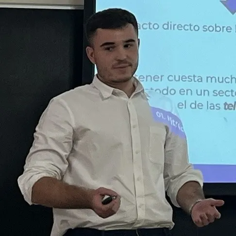 Alonso Ríos Guerra giving a presentation